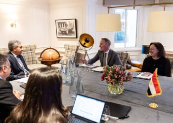 وزير السياحة يعزز الترويج لمصر بلندن ويستعرض فرص الاستثمار السياحي الجديد