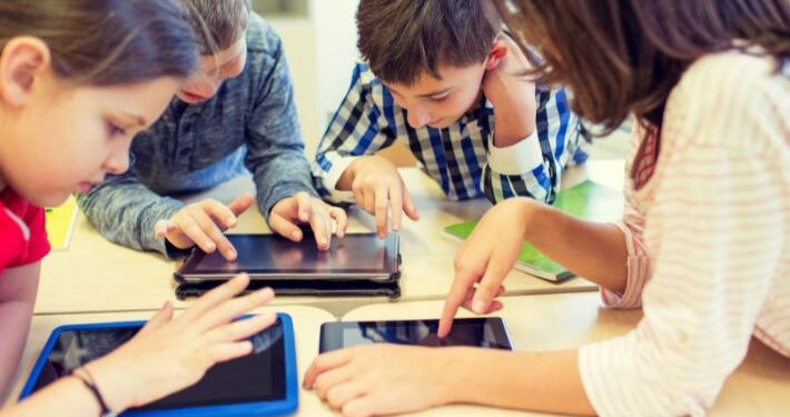 الأطفال والإنترنت.. مؤشر جديد يكشف 64.3 نقطة إجمالية و76% استخدام آمن و62% رقابة أبوية