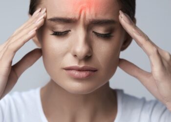 تعاني من صداع صباحي متكرر.. إذهب للطبيب فورًا