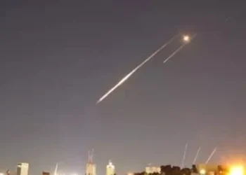 قتيل و9 مصابين في القصف الإيراني على دبي وأبوظبي.. وتحييد 195 مسيّرة