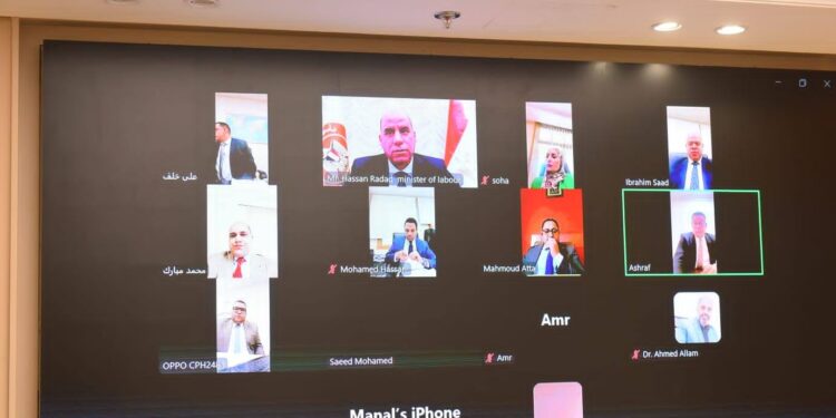 معكم لحظة بلحظة.. وزير العمل يطمئن على العمال المصريين بالخارج