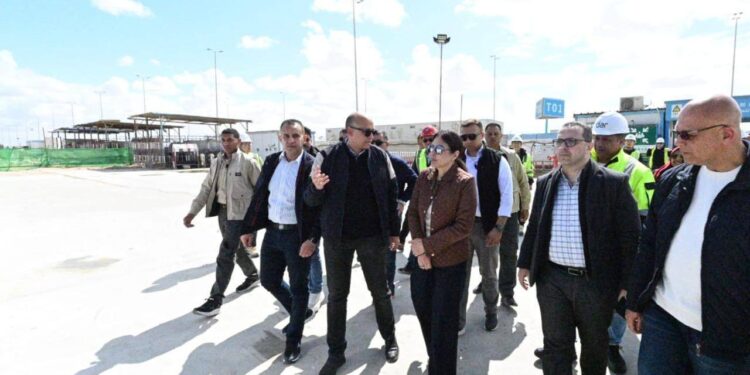 وزيرة الإسكان تتفقد مركز المؤتمرات وأبراج وبحيرات داون تاون بالعلمين الجديدة