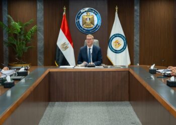 وزير البترول يبحث تنفيذ المسح الجوي الشامل للمعادن في مصر