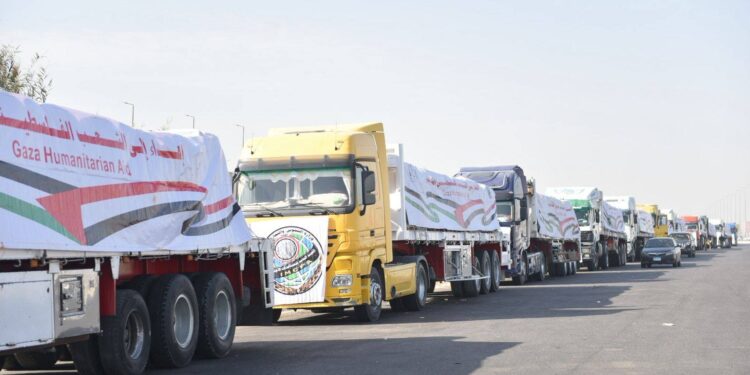 130 طنًّا.. إطلاق القافلة (16) من المساعدات الإغاثية العاجلة إلى غزة