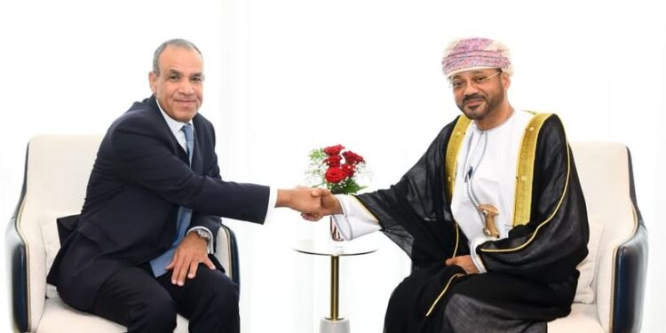 مصر وعُمان تتفقان على تعزيز الحلول السياسية ووقف الاعتداءات على الدول العربية