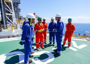 وزير البترول يتفقد سفينة حفر جديدة: إنتاج بئر “فيوم 4” واستثمارات بـ1.5 مليار دولار