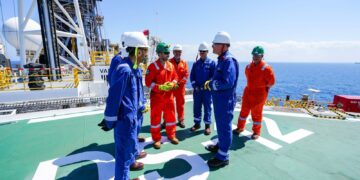 وزير البترول يتفقد سفينة حفر جديدة: إنتاج بئر “فيوم 4” واستثمارات بـ1.5 مليار دولار