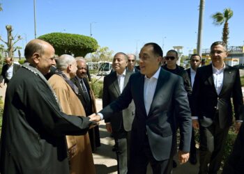 مدبولي في سوق العبور و”كاري أون”.. جولة مفاجئة لضبط الأسعار