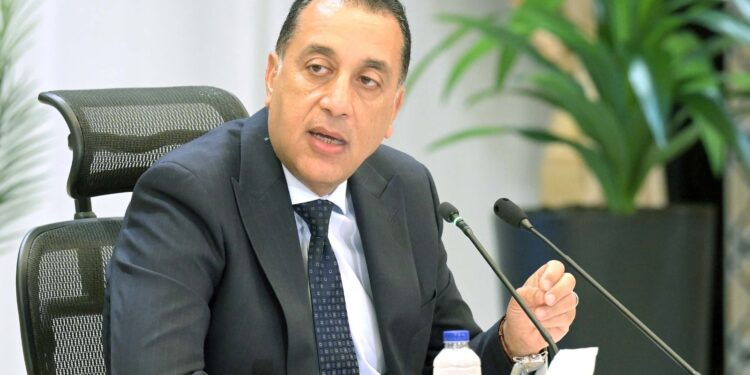 رئيس الوزراء يكشف تفاصيل جديدة لزيادة الحد الأدنى للأجور