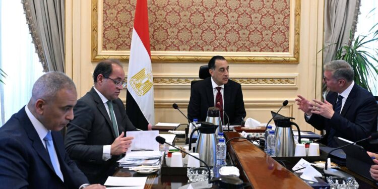 مدبولي يتابع تأمين إمدادات الوقود وتعظيم الإنتاج المحلي مع “المالية” و”البترول”