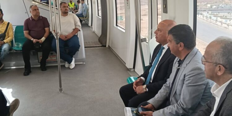 وزير النقل يتوجه لعمله بالمونوريل