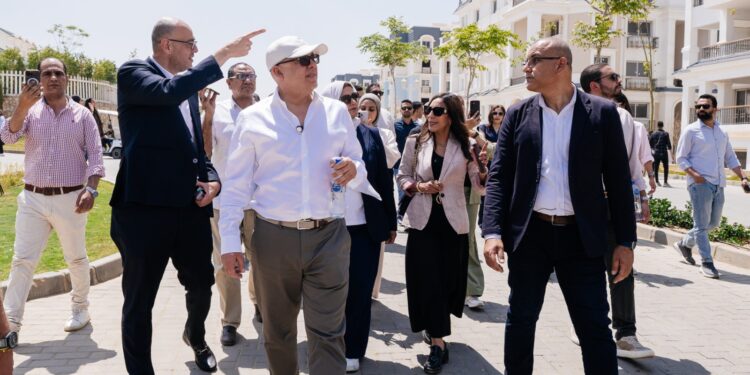 المهندس عمرو سليمان في جولة ميدانية لتفقد مشروعات ماونتن ڤيو في القاهرة الجديدة