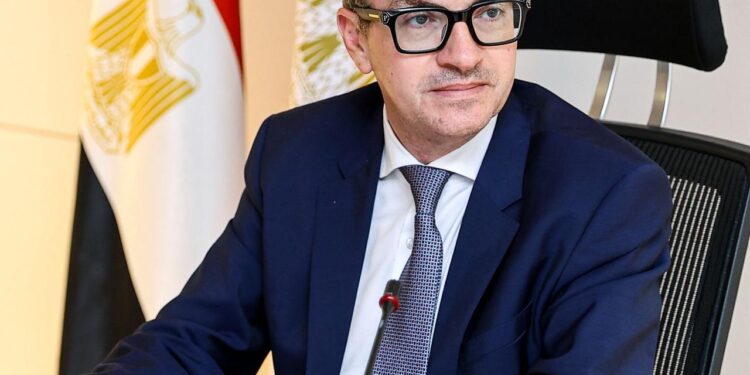 وزير التخطيط يشهد توسعات جديدة في مجالات التأمين الصحي واستثمارات القرى