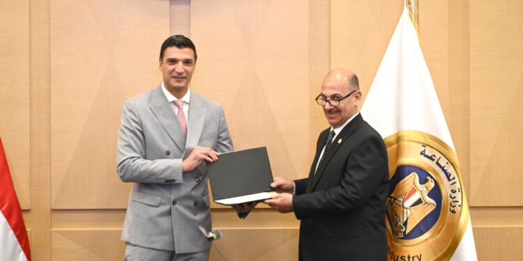 وزير الصناعة يترأس لقاءً دوريًا مع العاملين ويستعرض استراتيجية الوزارة ورقابة المصانع