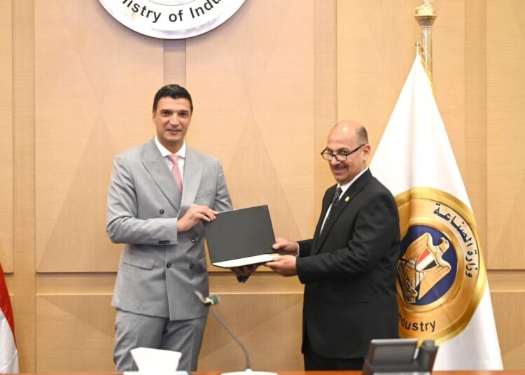 وزير الصناعة يترأس لقاءً دوريًا مع العاملين ويستعرض استراتيجية الوزارة ورقابة المصانع