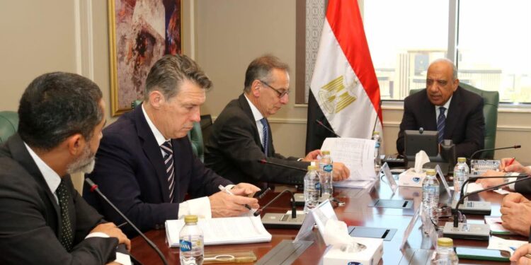 الكهرباء والبنك الأوروبي يبحثان تمويل مشروعات قطاع الكهرباء