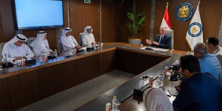 البترول تبحث مع “إينوك” و”دراجون أويل” ضخ استثمارات إماراتية جديدة في قطاع الطاقة