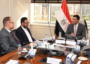وزير الصناعة يبحث مع «جوتن مصر» خطط التوسع وتعميق التصنيع المحلي في قطاع الدهانات