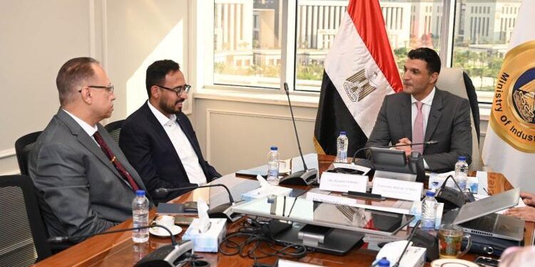 وزير الصناعة يبحث مع «جوتن مصر» خطط التوسع وتعميق التصنيع المحلي في قطاع الدهانات