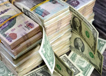 الدولار يسجل أعلى مستوى في 13 شهراً وسط توقعات متزايدة برفع الفائدة الأمريكية