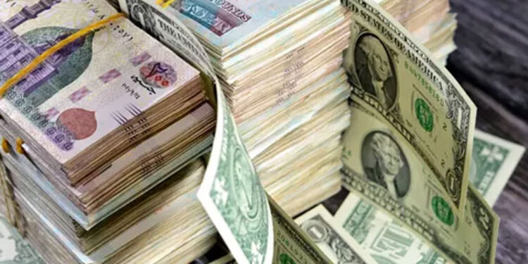 الدولار يسجل أعلى مستوى في 13 شهراً وسط توقعات متزايدة برفع الفائدة الأمريكية