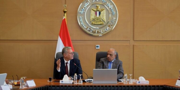 الكهرباء والبترول يناقشان تأمين الشبكة الكهربائية في فصل الصيف