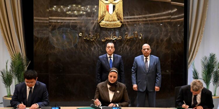 مدبولي يشهد توقيع اتفاق لإنشاء أول مصنع لتوربينات الرياح وتنفيذ محطة كهرباء عملاقة بخليج السويس