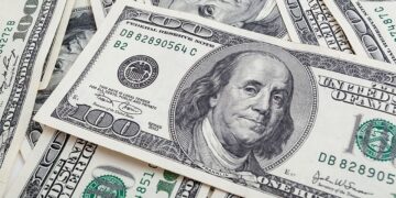 الدولار يتذبذب عالميًا وسط تصاعد التوترات بالشرق الأوسط