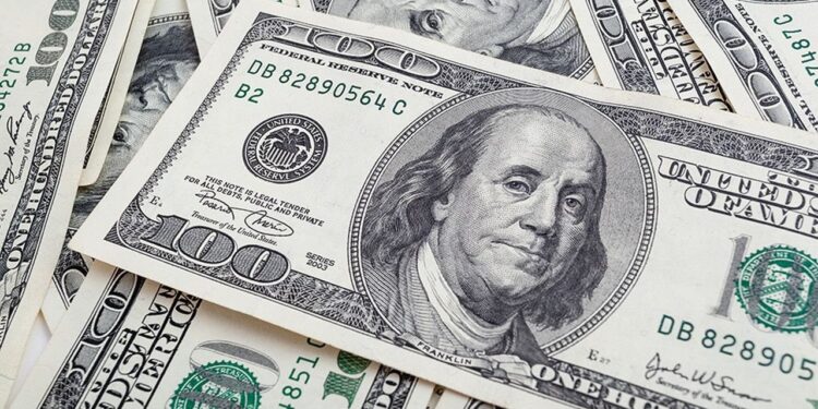 الدولار يتذبذب عالميًا وسط تصاعد التوترات بالشرق الأوسط