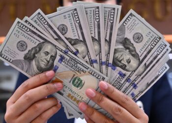 الدولار يتراجع قرب مستوى 50 جنيهًا أمام الجنيه المصري وسط استقرار التعاملات
