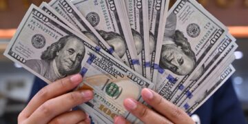 الدولار يتراجع قرب مستوى 50 جنيهًا أمام الجنيه المصري وسط استقرار التعاملات