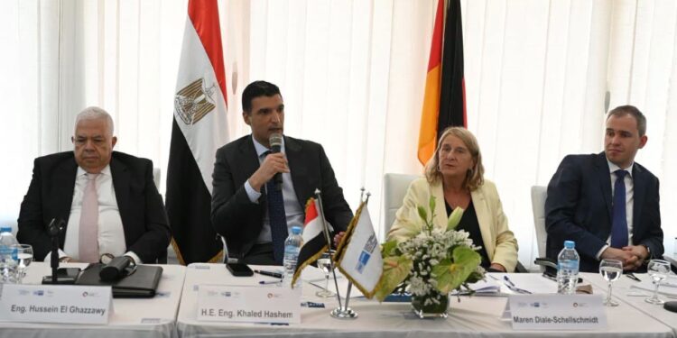 وزير الصناعة يبحث مع وفد ألماني سبل التعاون وجذب الشركات الألمانية للسوق المصري