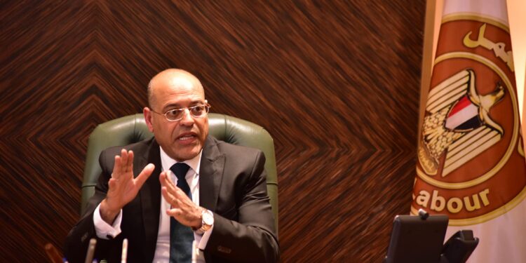 وزير العمل يعتمد صرف 1.29 مليون جنيه لـ381 للعمالة غير المنتظمة في 28 محافظة