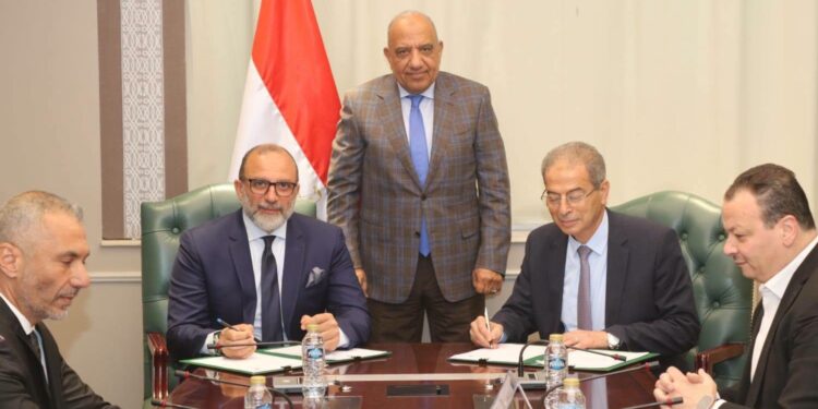 وزارة الكهرباء توقع بروتوكولًا مع “اتصالات مصر” لإحلال العدادات التقليدية بأخرى ذكية