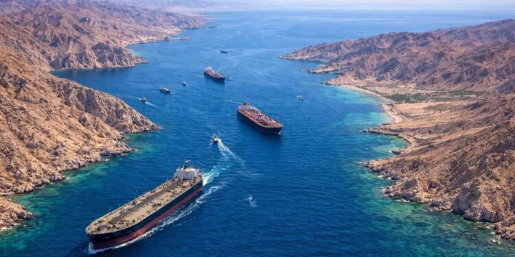 شركات الشحن في آسيا وأوروبا تتريث في استئناف الملاحة عبر مضيق هرمز