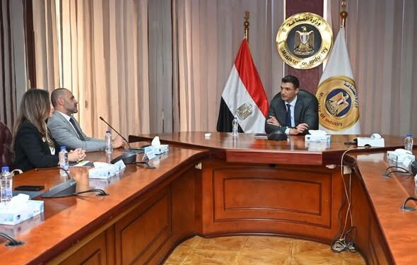 وزير الصناعة يبحث مع «بل مصر» خطط التوسع وزيادة المكون المحلي وتعميق التصنيع