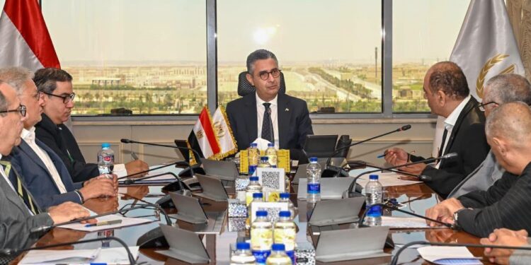وزير التموين يبحث مع الشُعب التجارية تنفيذ مشروع “كاري أون” لتطوير المنافذ التموينية