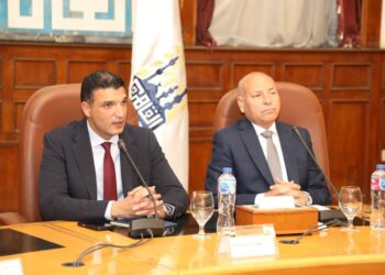 تسليم 43 عقدًا لتقنين أوضاع منشآت شق الثعبان الصناعية