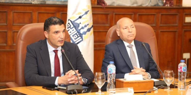 تسليم 43 عقدًا لتقنين أوضاع منشآت شق الثعبان الصناعية