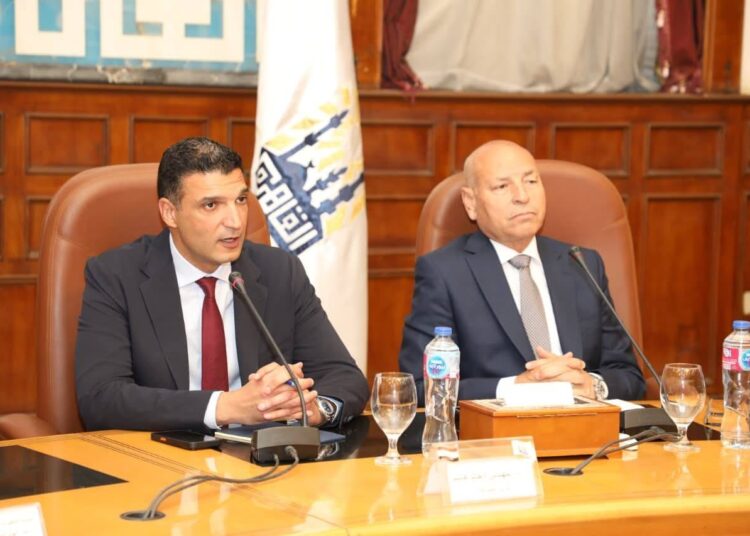 تسليم 43 عقدًا لتقنين أوضاع منشآت شق الثعبان الصناعية