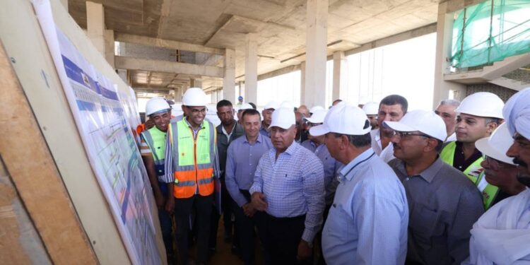 وزير النقل يتفقد مشروع القطار الكهربائي السريع بأسوان والأقصر وفق أعلى معايير الجودة