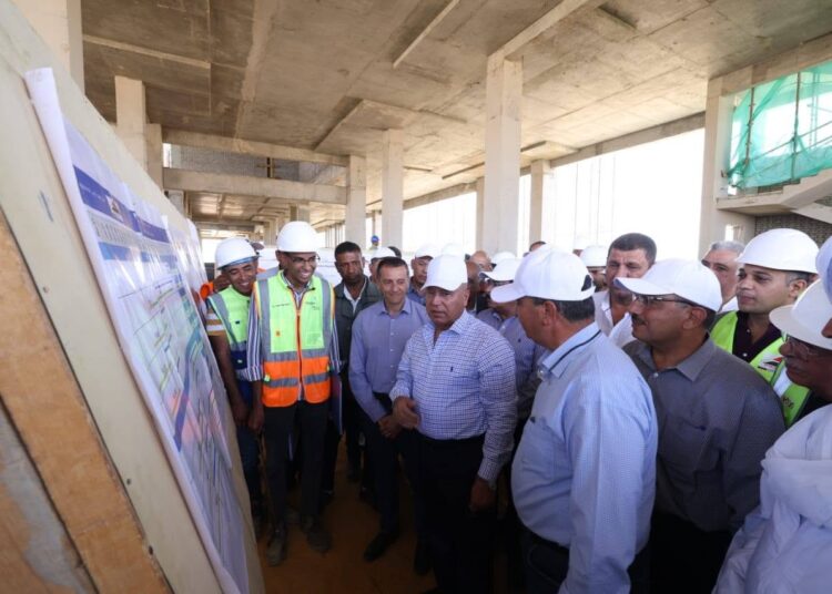 وزير النقل يتفقد مشروع القطار الكهربائي السريع بأسوان والأقصر وفق أعلى معايير الجودة