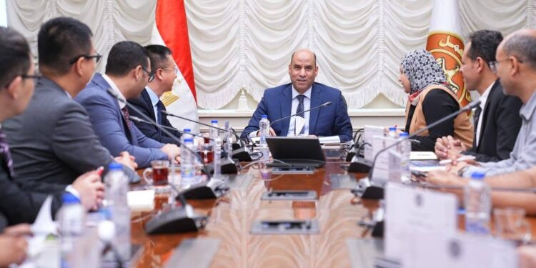 العمل تبحث مع “هواوي مصر” تأهيل الخريجين لسوق التكنولوجيا وتوفير 3000 فرصة عمل