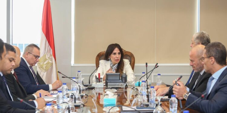 الإسكان تتابع مع “إنكوم” و “CSCEC” تسليمات “الداون تاون” بالعاصمة الإدارية الجديدة