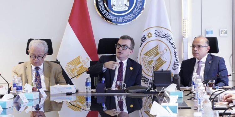 وزير التخطيط يترأس اجتماع “بنك الاستثمار القومي” لمتابعة إعادة الهيكلة وفض التشابكات المالية