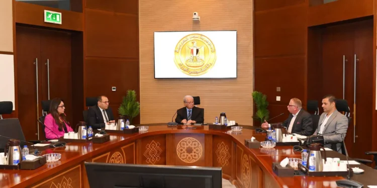 نائب رئيس الوزراء يبحث تعزيز مشاركة القطاع الخاص لتسريع تطوير صناعة الغزل والنسيج
