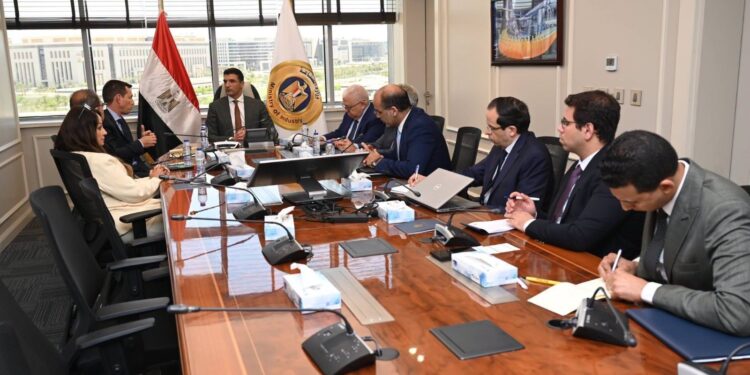 وزير الصناعة يبحث مع «شنايدر إلكتريك» خطط التوسع في مصر وتعميق التصنيع المحلي