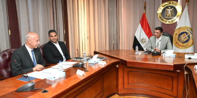 وزير الصناعة يبحث مع شركة «أونا إلكتريك» تعزيز الصناعات الكهربائية ودعم التحول للطاقة النظيفة