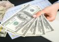 تراجع أسعار الدولار أمام الجنيه المصري في البنوك خلال تعاملات الإثنين