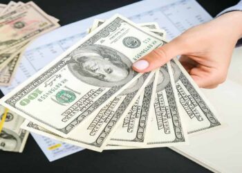 تراجع أسعار الدولار أمام الجنيه المصري في البنوك خلال تعاملات الإثنين